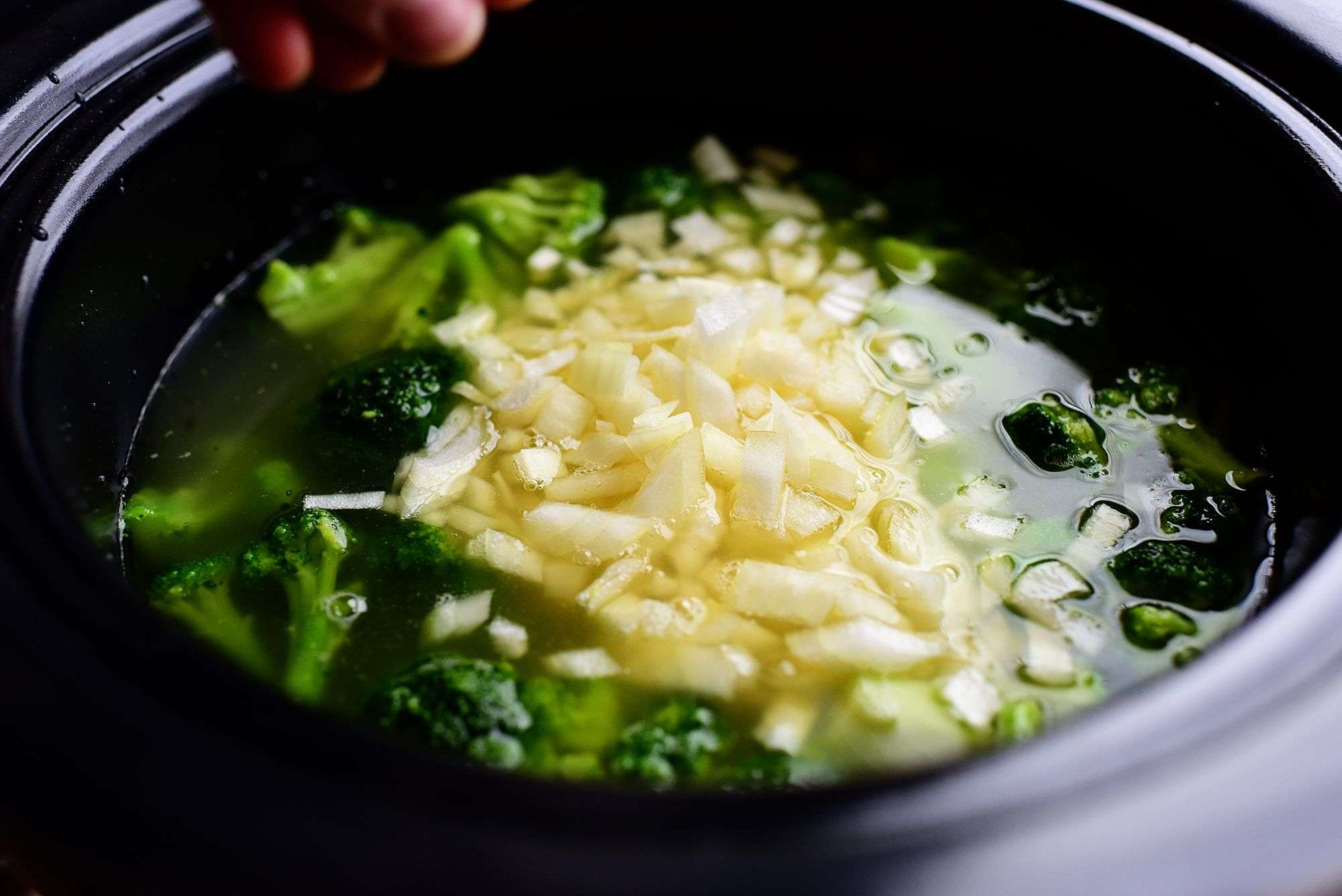 pomalý hrnec-brokolicová-sýrová-polévka-7