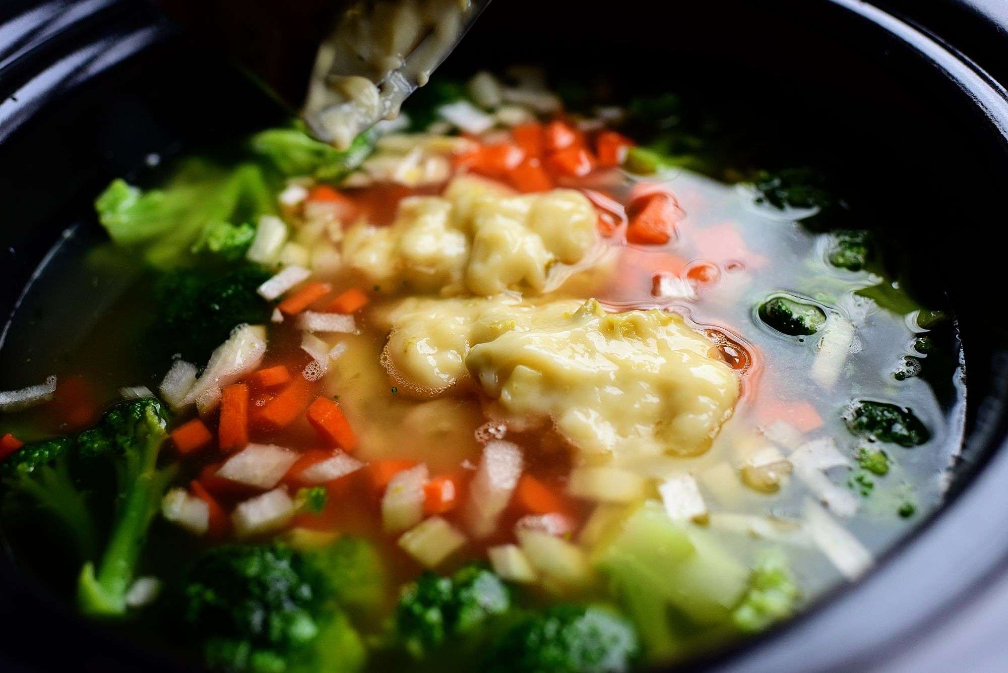 pomalý hrnec-brokolicová-sýrová-polévka-10